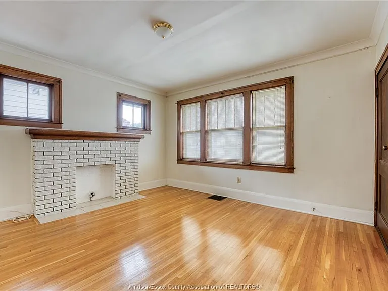 135 Oak St — Photo 2