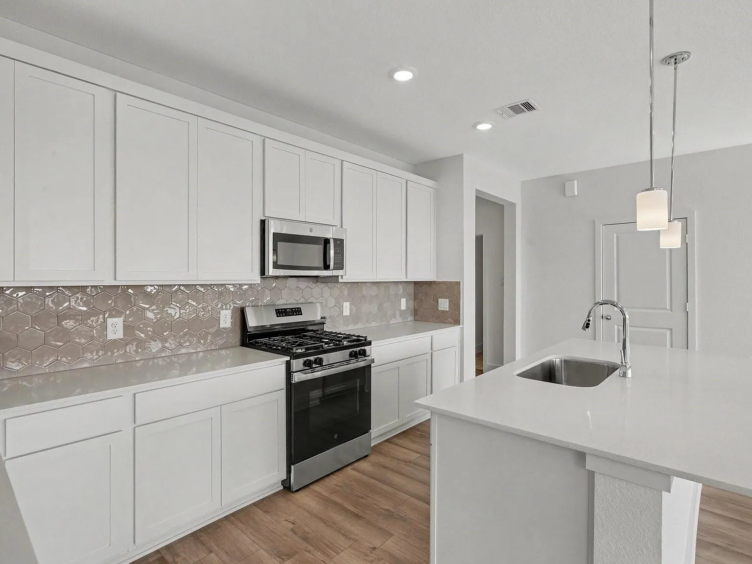 3 bed, 2.5 bath, 1910 sqft, $2,095 — Photo 4