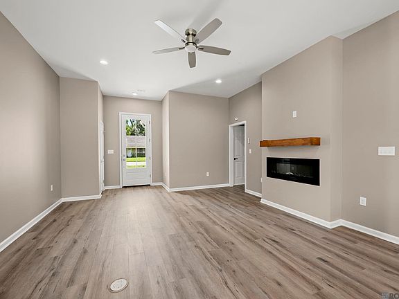 3rd image of 9467 Redwood Dr
