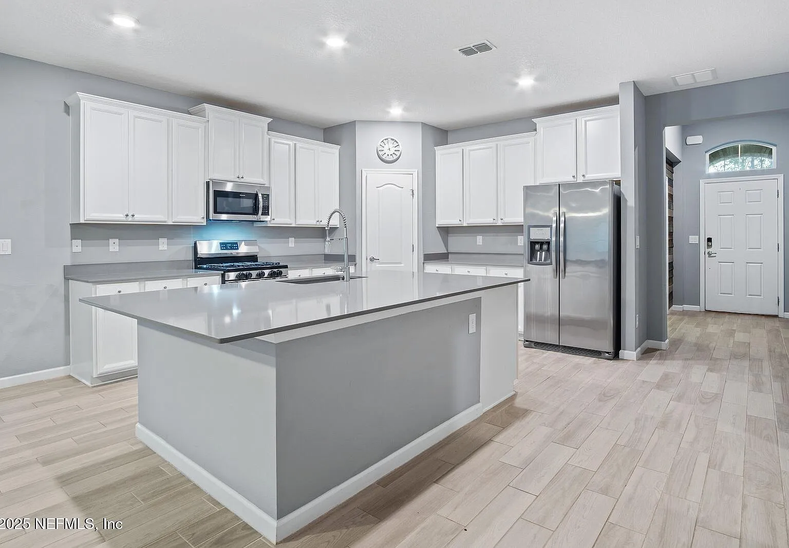 4 bed, 2.5 bath, 2308 sqft, $3,000 — Photo 3