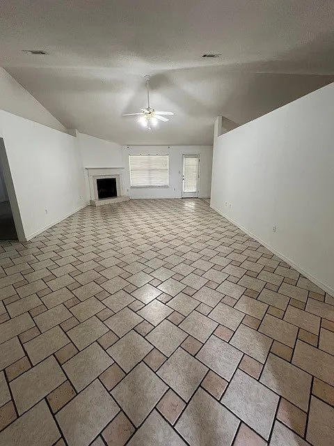 4 bed, 2562 sqft, $2,150 — Photo 3