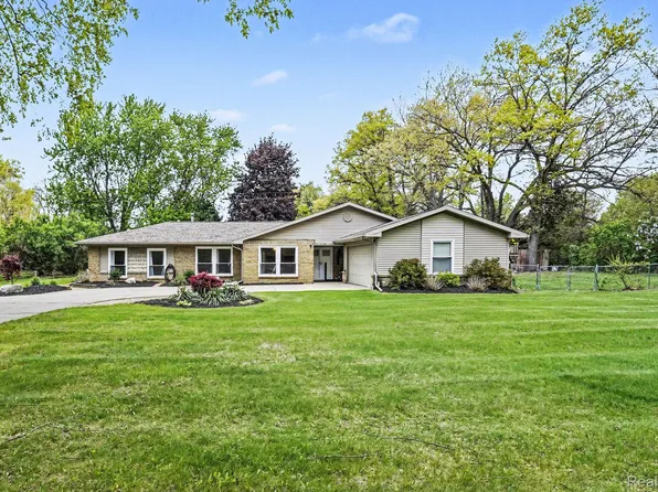9511 Longmeadow St, Fenton, MI 48430