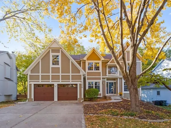 11570 S Skyview Ln, Olathe, KS 66061