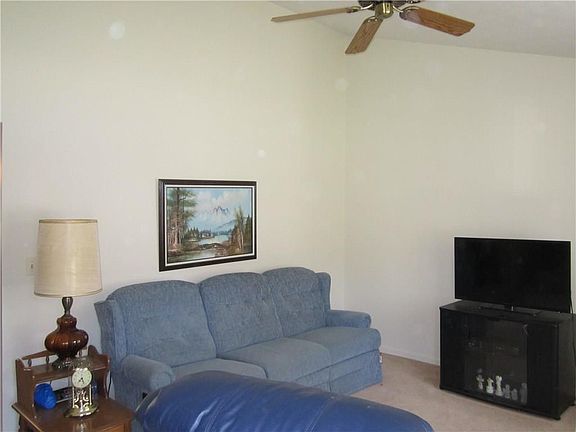 3rd image of 32 Renaissance Dr