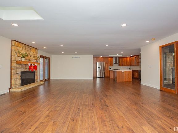 2nd image of 710 Treelane Dr