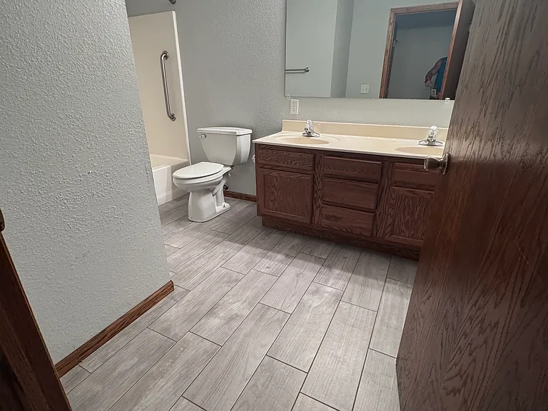 406 S Commercial St — Photo 12