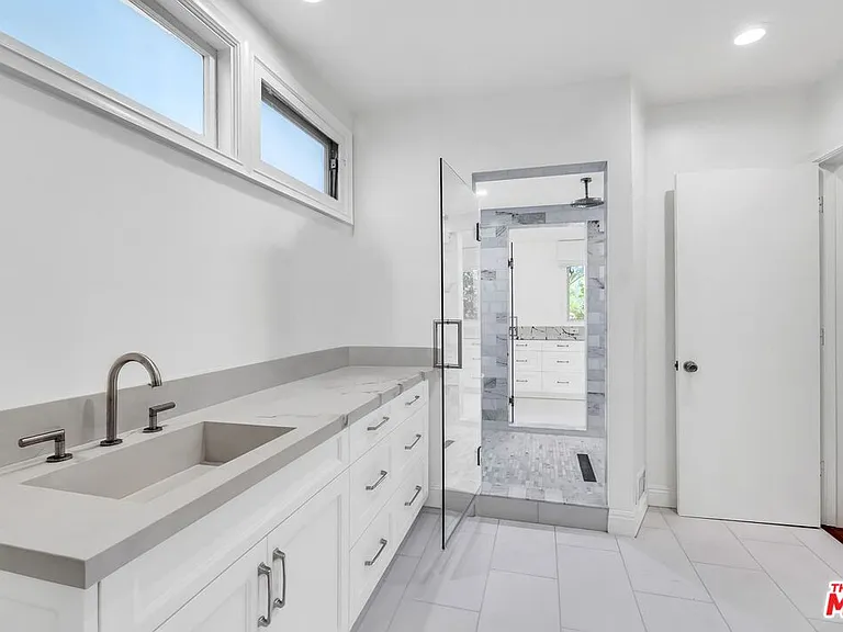 701 N Sierra Dr — Photo 4