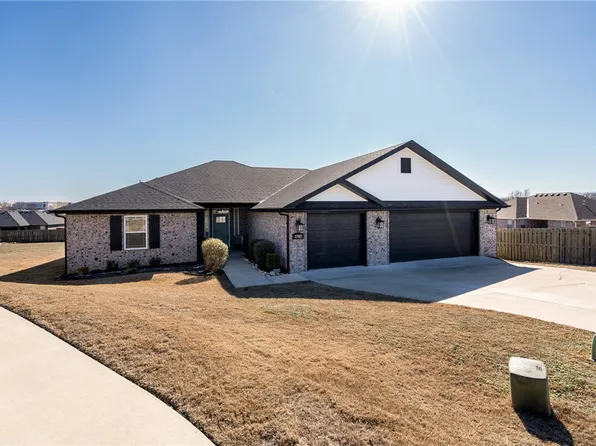 1303 Eagle Ct, Gravette, AR 72736