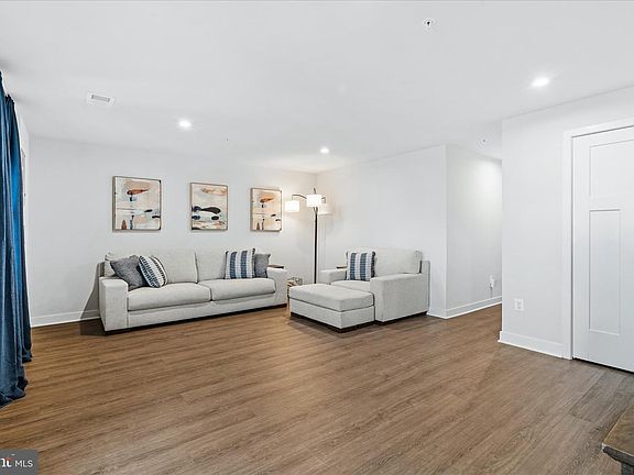 5th image of 315 Pemberton Park Ln