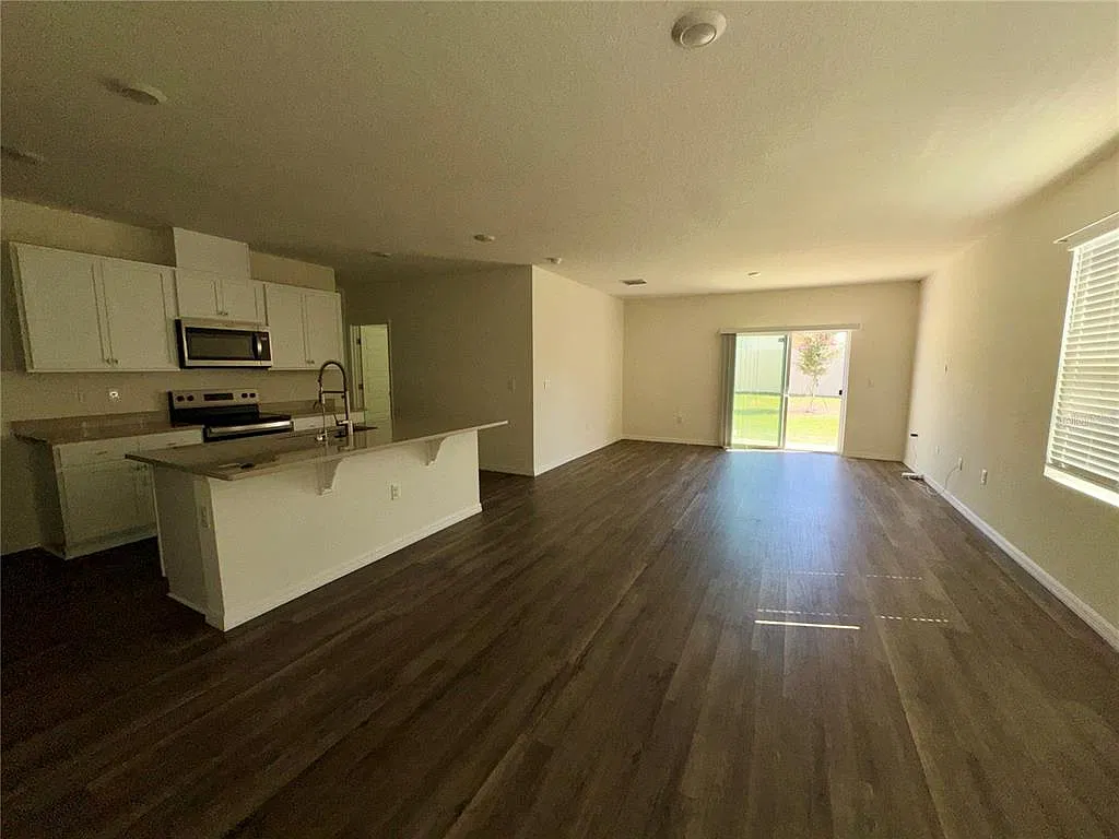 5 bed, 3.0 bath, 2025 sqft, $2,600 — Photo 2