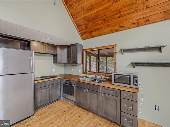 8th image of 494 Glenwood Ln