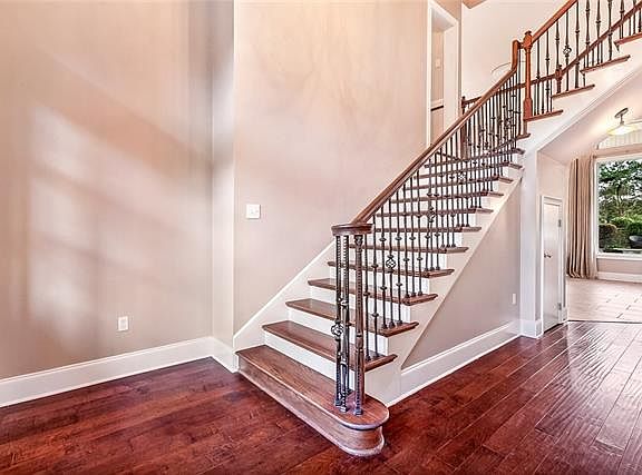 4th image of 213 Thornwood Dr