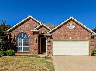 414 Hampton Cir, Grand Prairie, TX 75052