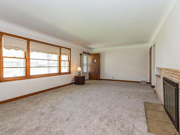 3rd image of 903 Hall Ave