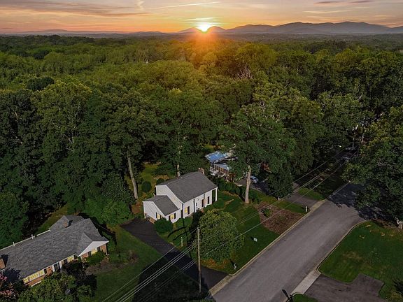 2nd image of 2935 Ravenwood Dr