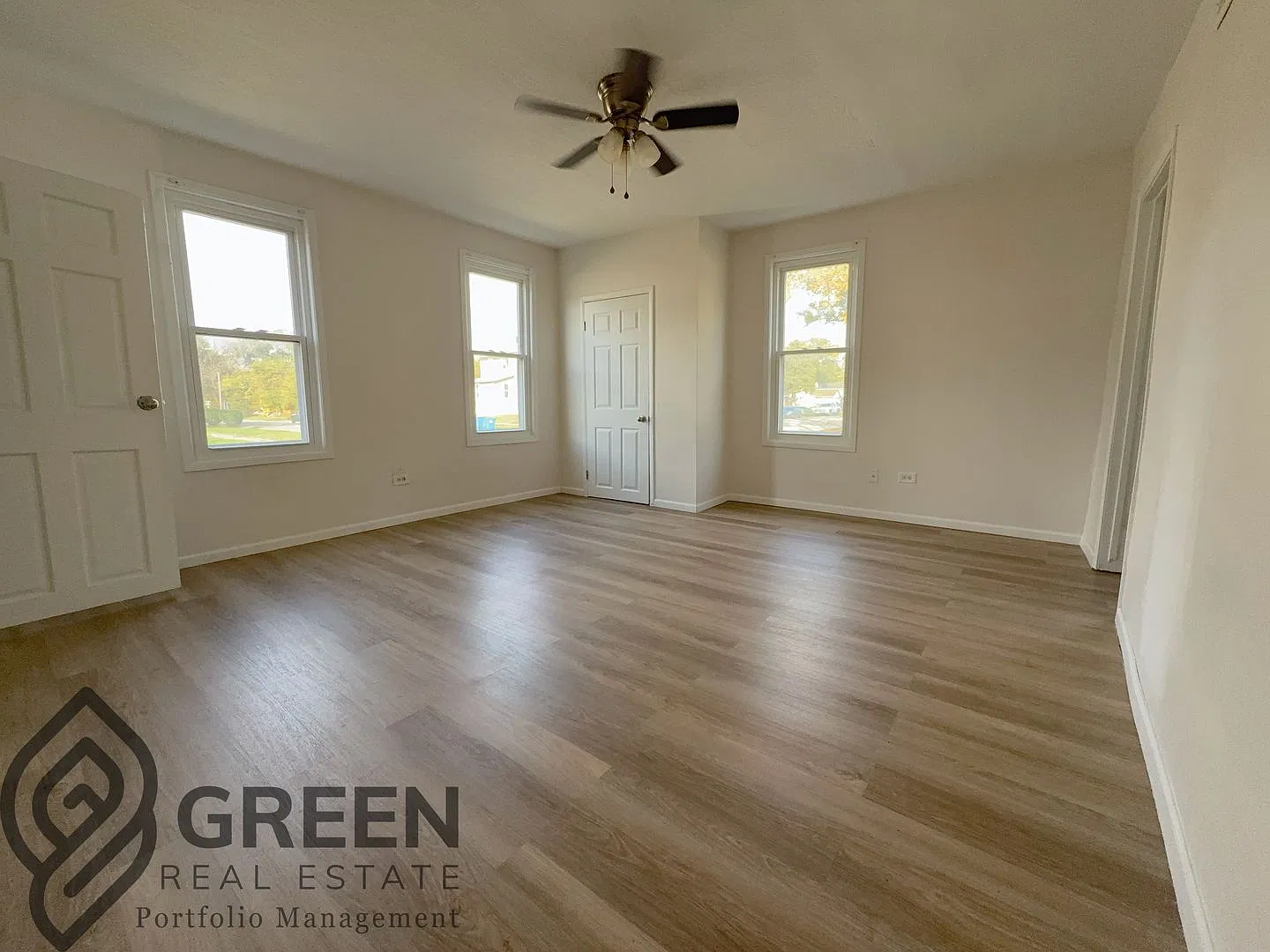 592 N Dearborn Ave — Photo 1