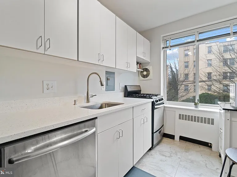 4100 W St NW #410 — Photo 24