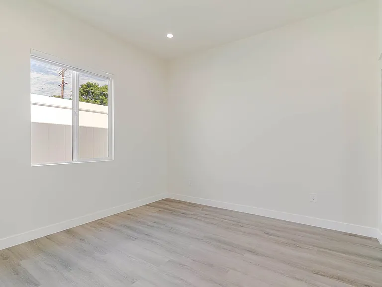 10654 Nassau Ave — Photo 16
