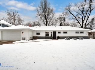 520 Bridle Ln, Wheaton, IL 60187