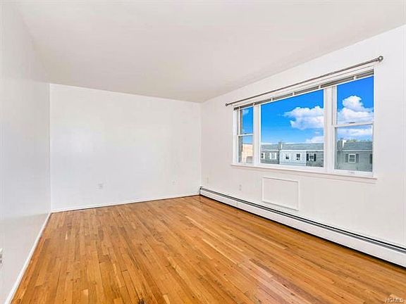 5th image of 915 Clarence Ave