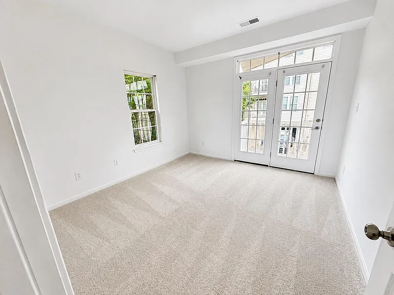 2585 Eastbourne Dr — Photo 25