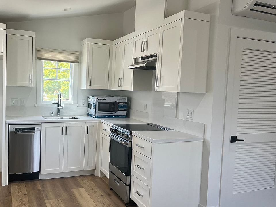 Full kitchen with Electric stove top, premium appliances