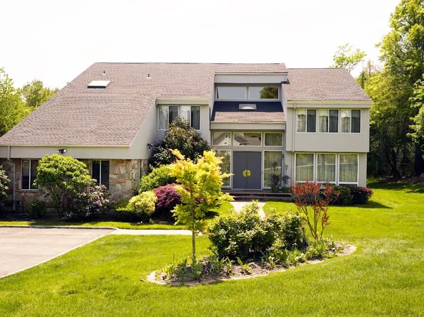 1 Heritage Ct, Greenvale, NY 11548