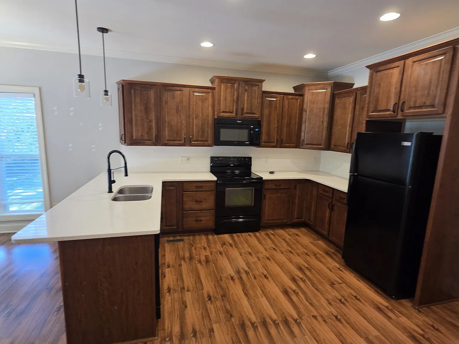 3 bed, 2.5 bath, 2000 sqft, $2,200 — Photo 2