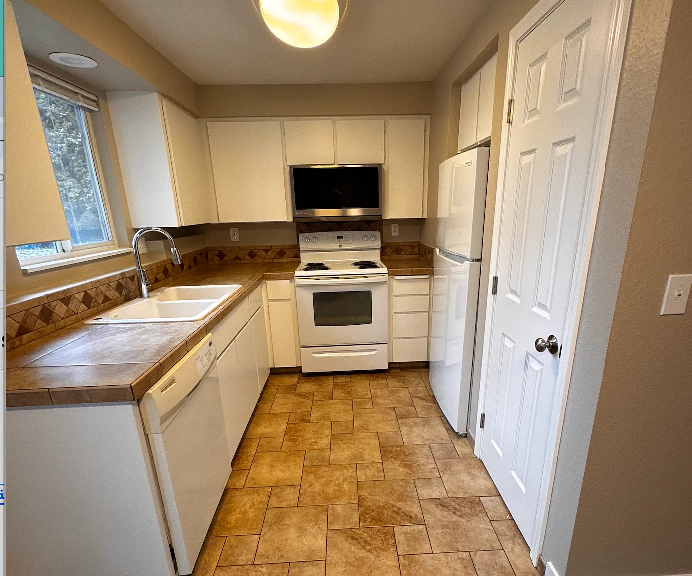 2 bed, 900 sqft, $1,300 — Photo 3