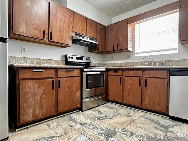 6 bed, 5.0 bath, 3360 sqft, $3,895 — Photo 3
