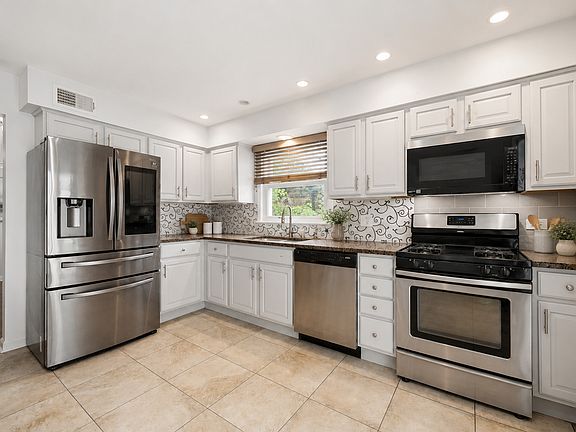 4th image of 835 Maple Rd