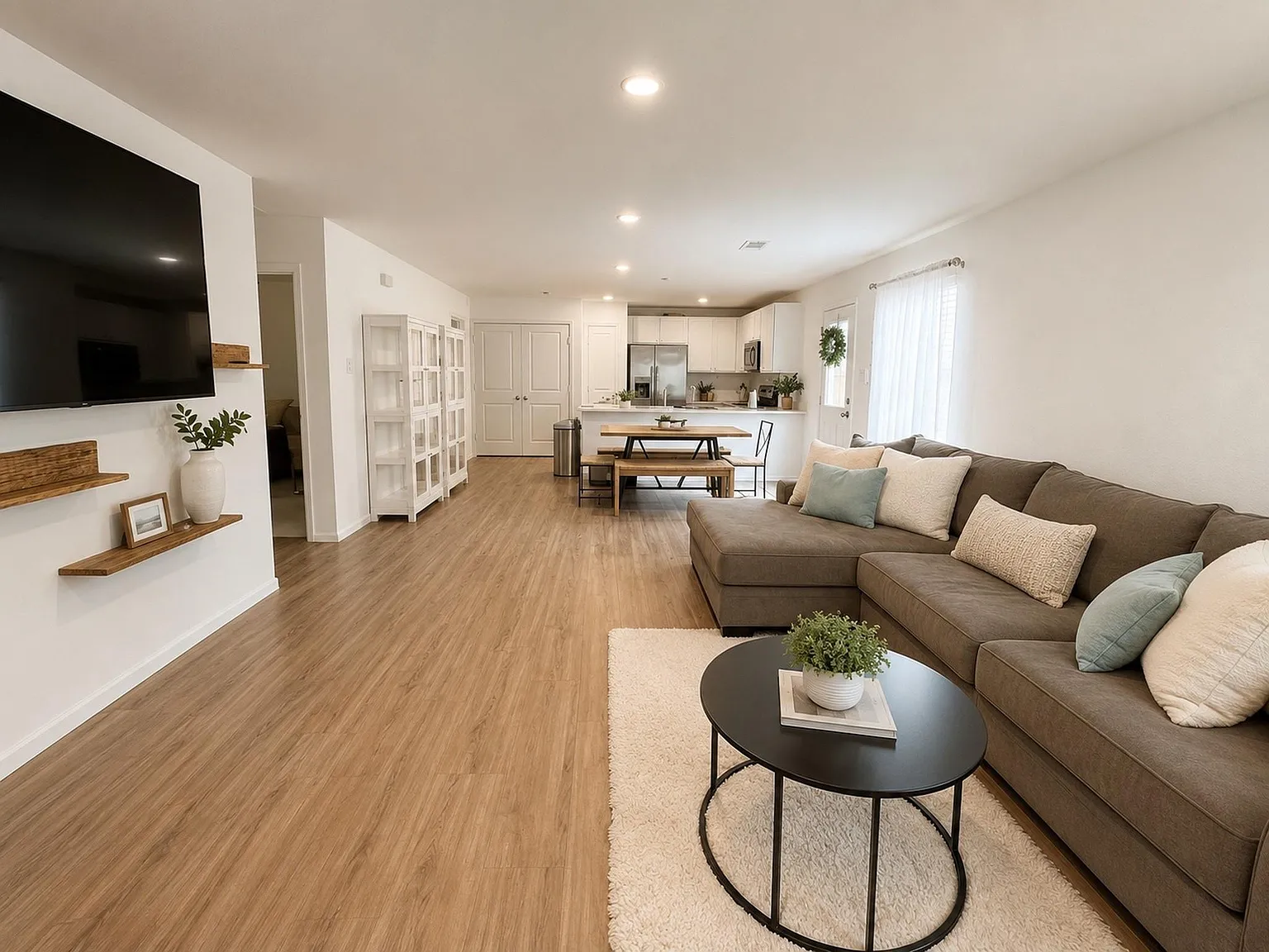 3 bed, 2.0 bath, 1320 sqft, $2,000 — Photo 4