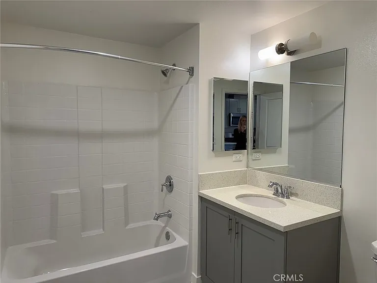1025 S Berendo St #404 — Photo 15