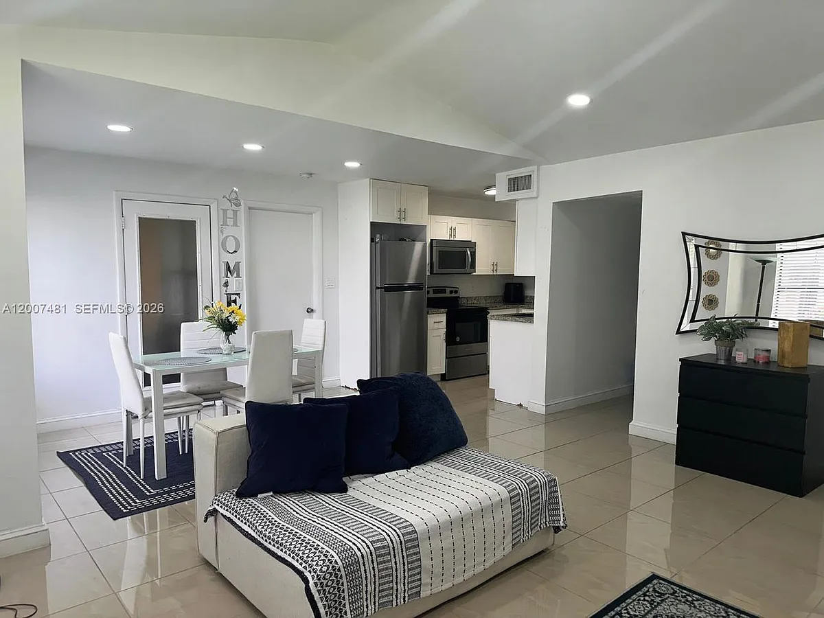 Building Photo - 15560 SW 104th Ter #6112