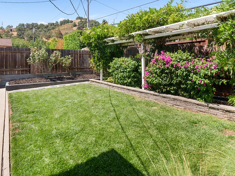 335 Heidi Dr — Photo 5