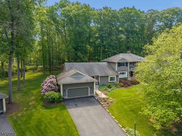 49 Hunters Cir, Tewksbury Twp., NJ 08833