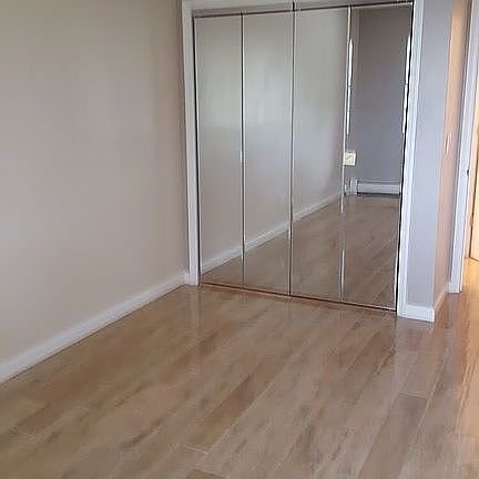 Bedroom w spacious closet