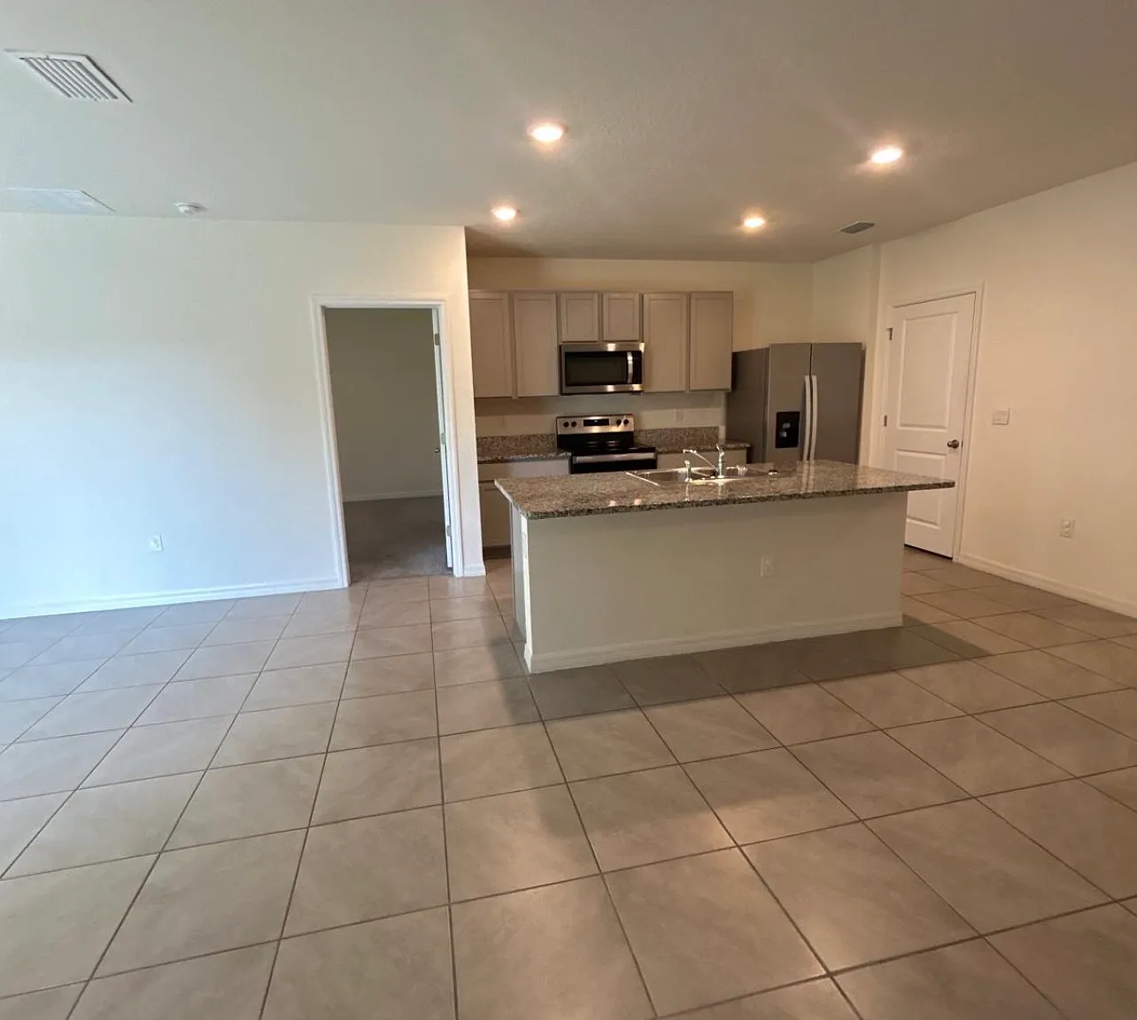 3 bed, 1690 sqft, $2,250 — Photo 2