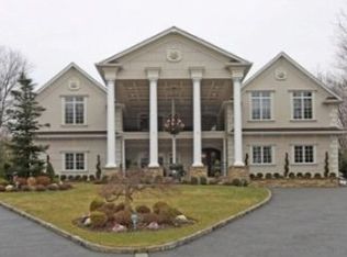 43 Orchard Ct, Woodbury, NY 11797