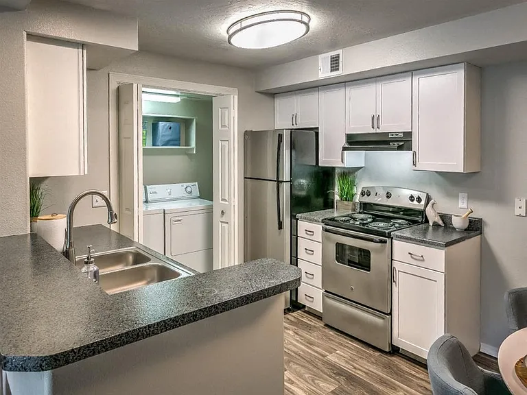 River Pointe Apartments — Photo 26
