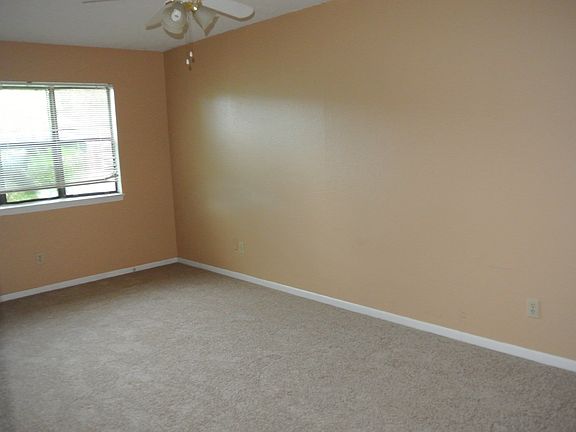 3rd image of 207 Palmwood Dr APT 4
