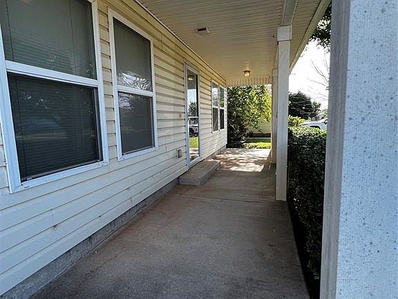 4th image of 928 SW 156th St