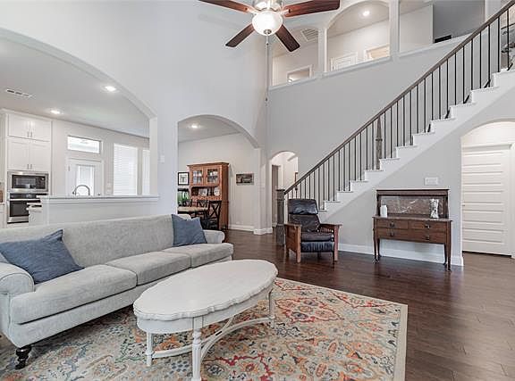 5th image of 813 Lancaster Dr