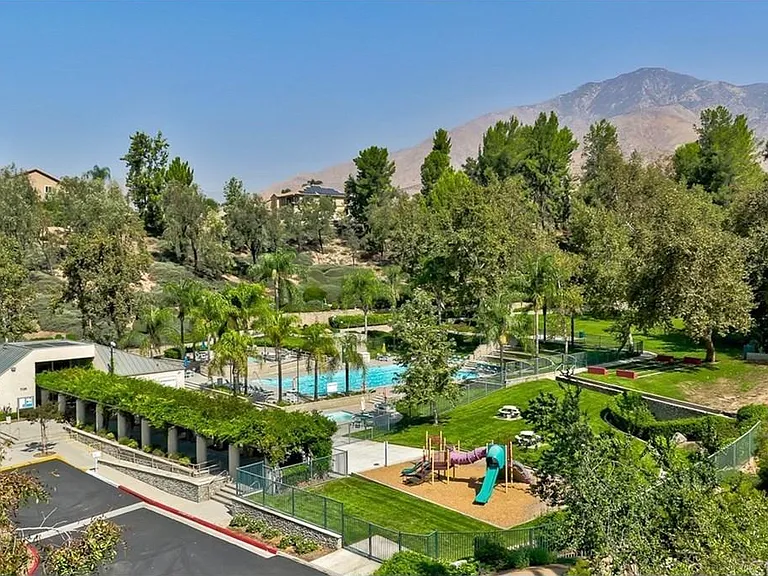 7593 Cloverhill Dr — Photo 13