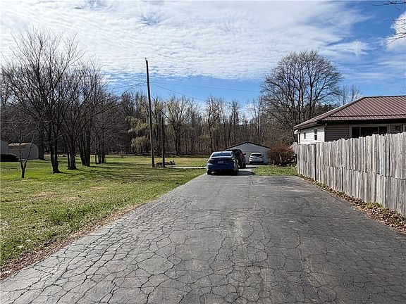 3rd image of 1051 S Lake Rd