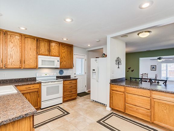 5th image of 913 S Carnegie Dr