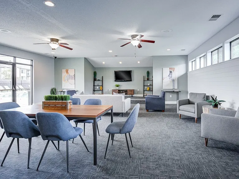 Lakeside Crossing at Eagle Creek Apartments and Townhomes — Photo 14