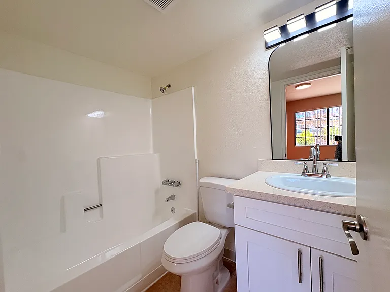 615 W Milford St — Photo 23