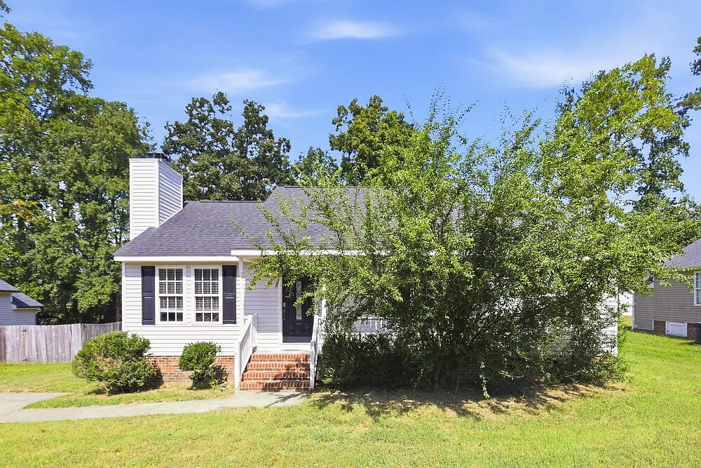 3 bed, 2.0 bath, 1068 sqft, $1,665 — Photo 1