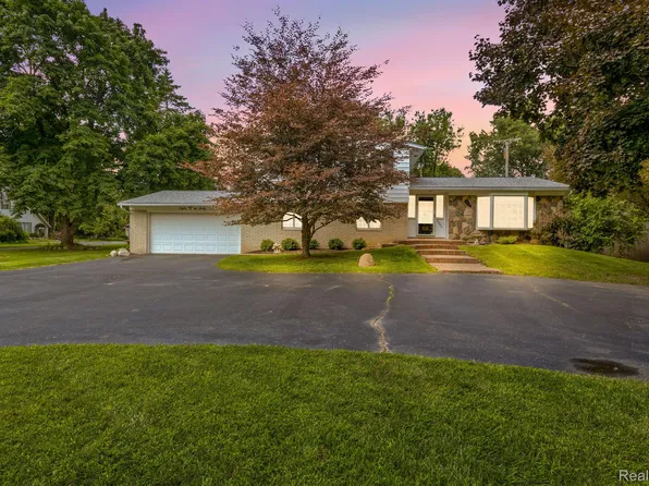 8740 Wise Rd, Commerce Township, MI 48382